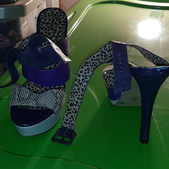 Heels - Picture 3 of 3